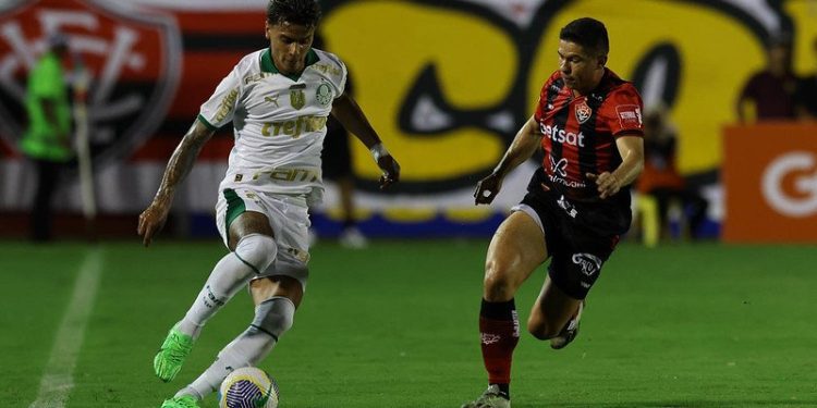 Árbitro relata copo jogado pela torcida na estreia do Vitória pela Série A