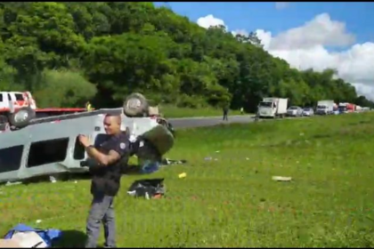 BR-324: Van capota e deixa dois feridos em São Sebastião do Passé