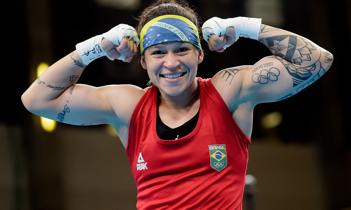 Bia Ferreira disputa título mundial de boxe contra argentina neste sábado