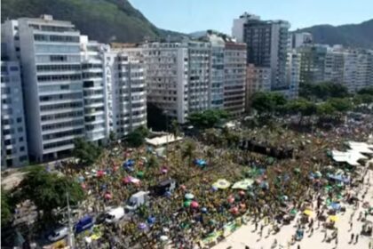 Bolsonaro reúne milhares de apoiadores em ato pró-democracia no Rio