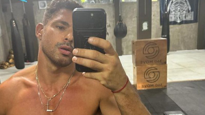 Cauã Reymond sem camisa enlouquece a internet: 'A gente fica com muita vontade'