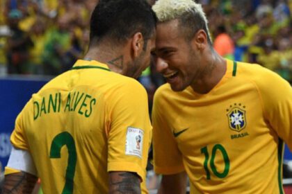 Daniel Alves devolve a Neymar o dinheiro emprestado quando estava na prisão