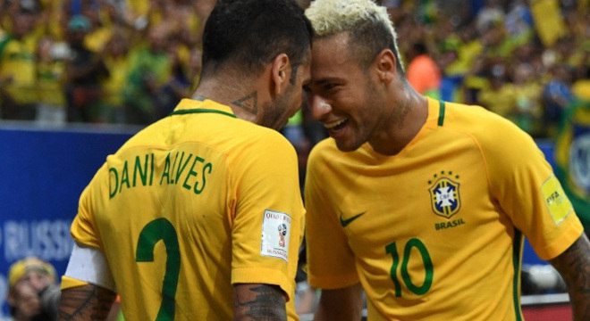 Daniel Alves devolve a Neymar o dinheiro emprestado quando estava na prisão