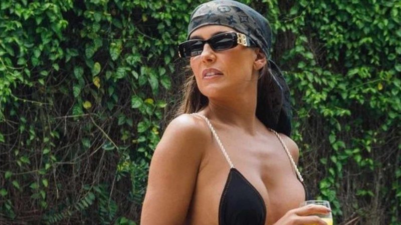 Deborah Secco para tudo ao exibir seu corpo na piscina