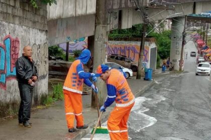 Agentes da Limpurb limpam rua após torcedores despejarem sardinha na ladeira da Fonte Nova