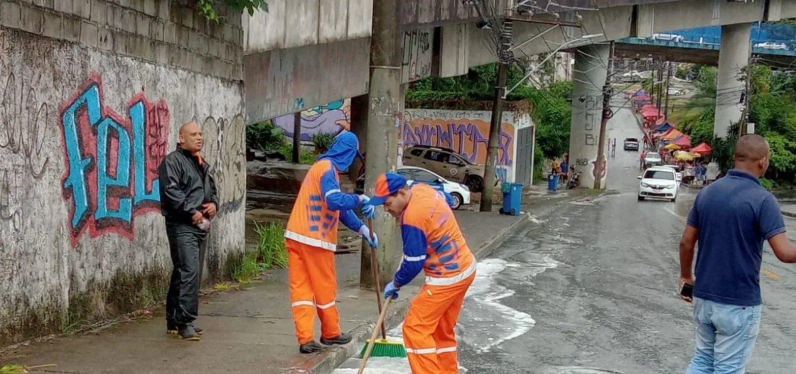 Agentes da Limpurb limpam rua após torcedores despejarem sardinha na ladeira da Fonte Nova