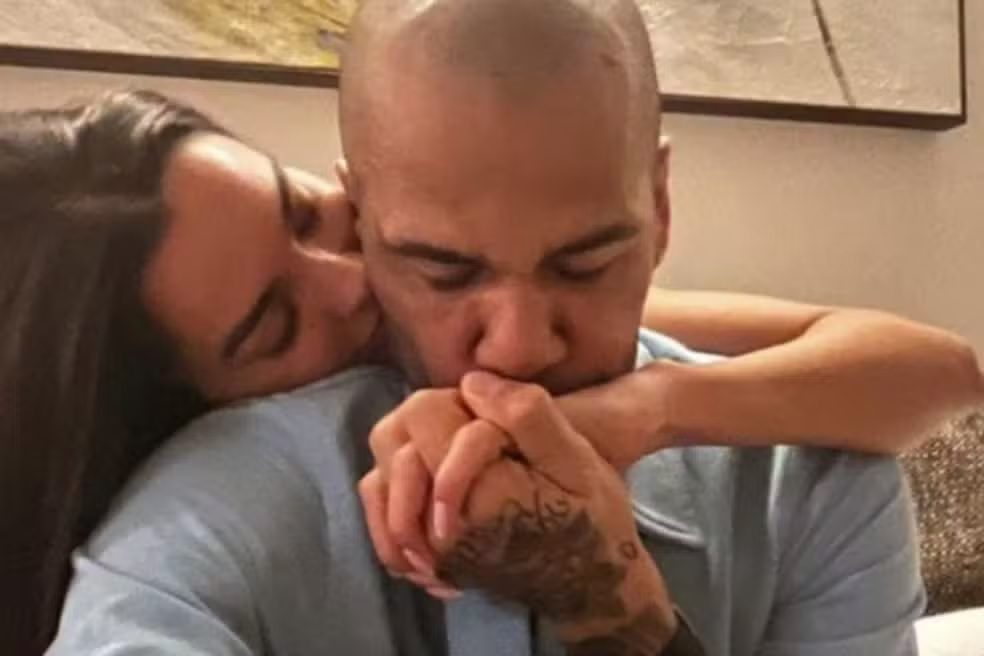Esposa de Daniel Alves posta foto com o ex-jogador uma semana após soltura