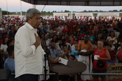 Governador reafirma compromisso com educação ao entregar colégio em Carinhanha