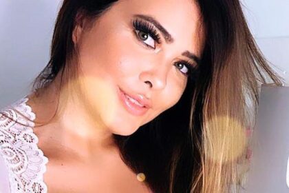 Geisy Arruda ostenta marquinha e usa decote profundo em lingerie cavada