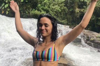 Giovana Cordeiro renova suas energias em uma cachoeira