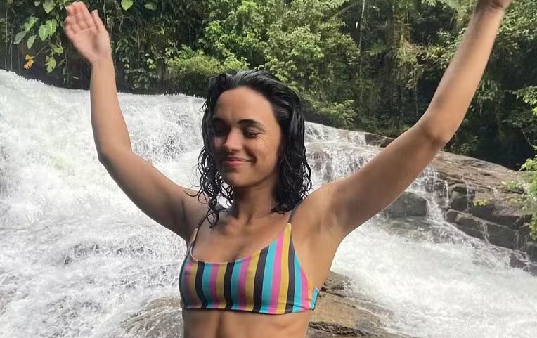 Giovana Cordeiro renova suas energias em uma cachoeira