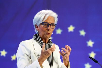 Lagarde diz que inflação deve continuar a cair, mas que há riscos para ambos os lados