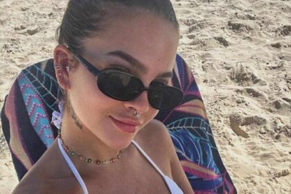 Mel Maia exibe corpo em fotos na praia após simulação de gravidez