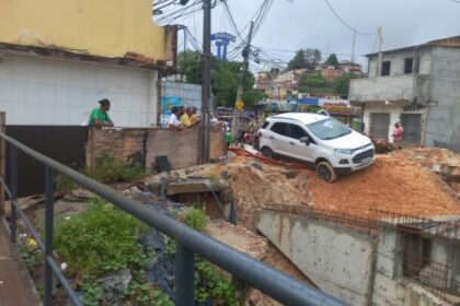 Motorista tenta passar por ponte inacabada e veículo fica preso; assista o vídeo.