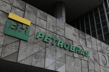 Justiça afasta presidente do Conselho da Petrobras do cargo