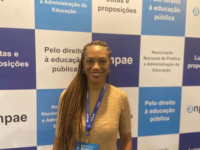 Professora Vitalina destaca pesquisa sobre políticas educacionais em evento nacional.