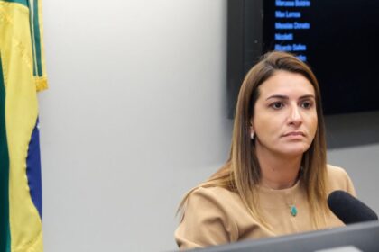 Roberta Roma vota contra o retorno do DPVAT