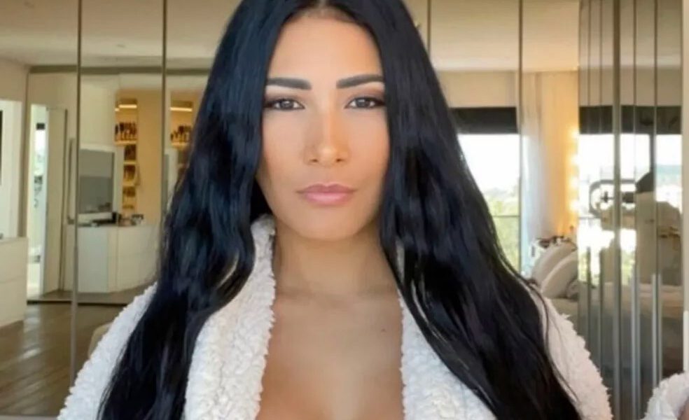 Simaria chama atenção com look transparente: 'Inspiração Kim Kardashian?'