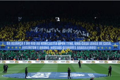 Jogadores brasileiros recebem homenagem da torcida do Newcastle da Inglaterra