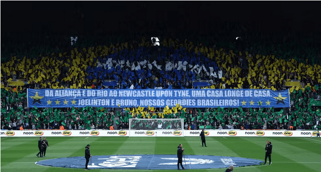 Jogadores brasileiros recebem homenagem da torcida do Newcastle da Inglaterra