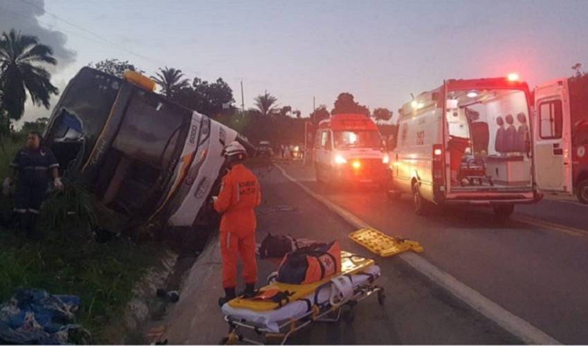Oito pessoas morrem e mais de 20 ficam feridas em acidente com ônibus na Bahia