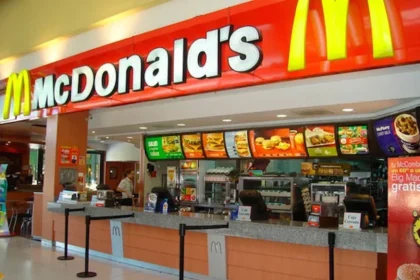 Sem exigir experiência, McDonald’s abre vaga para Assistente Administrativo