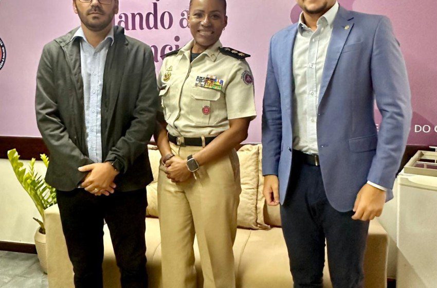 Deputado Matheus Ferreira visita o Batalhão de Policiamento de Proteção a Mulher em Lauro de Freitas