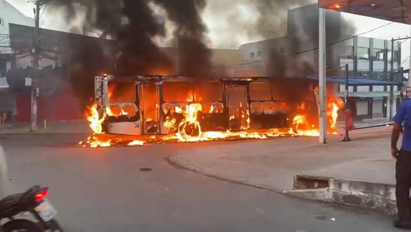 VÍDEO: Ônibus incendiado por traficantes em São Cristóvão após confronto policial