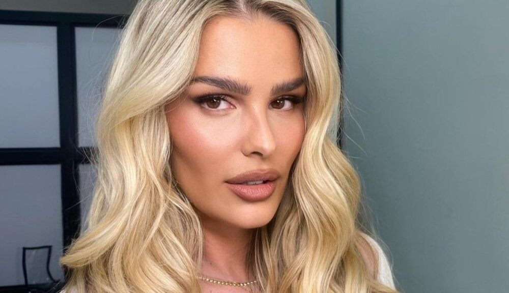 Yasmin Brunet surpreende ao mostrar bumbum em vestido transparente