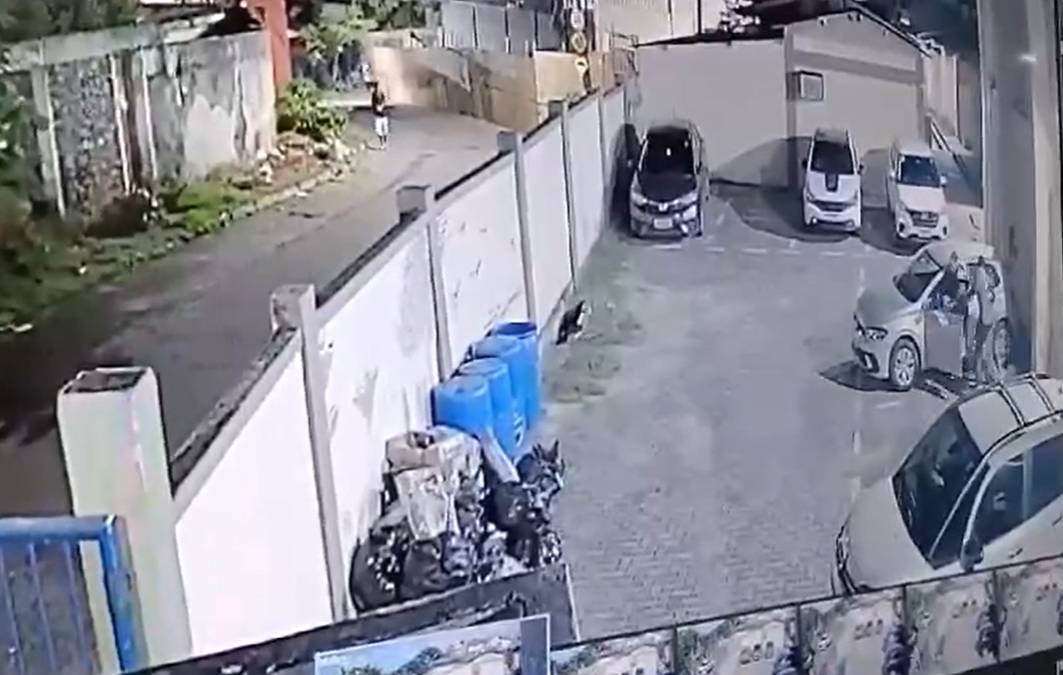 Mulher é assaltada perto de famoso colégio em Itapuã, vídeo