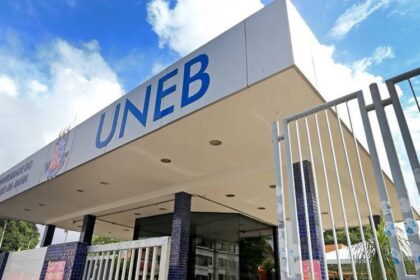 UNEB suspende aulas por três dias após homem ser alvejado em frente à instituição.