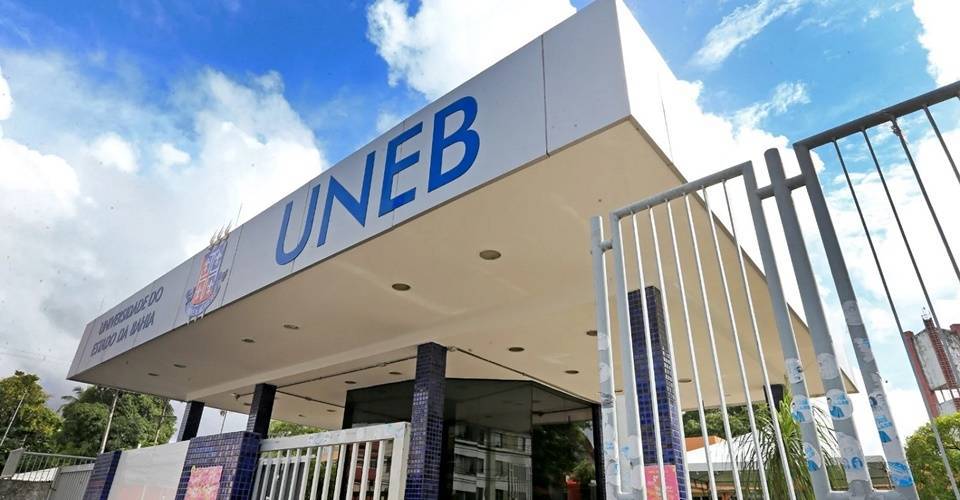 UNEB suspende aulas por três dias após homem ser alvejado em frente à instituição.