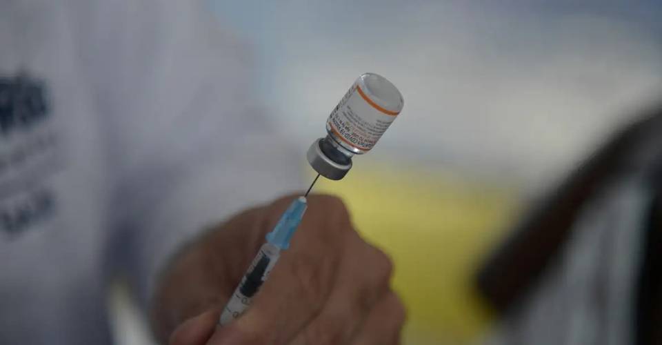 Vacina contra Covid-19 será disponibilizada para população em maio.