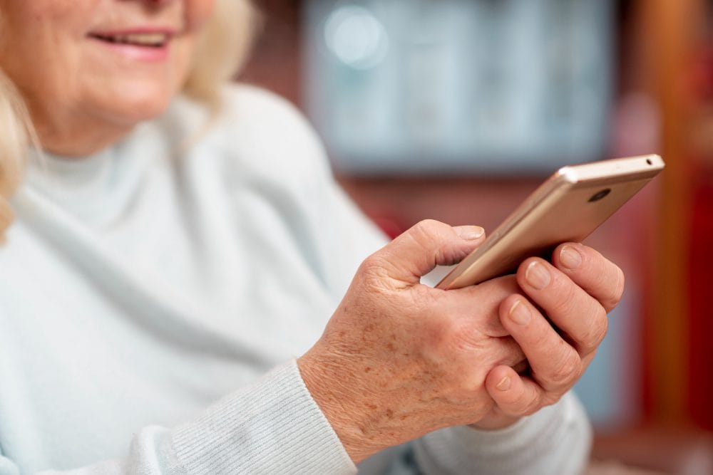 Mensagens de WhatsApp auxiliam idosos do SUS a combater a depressão