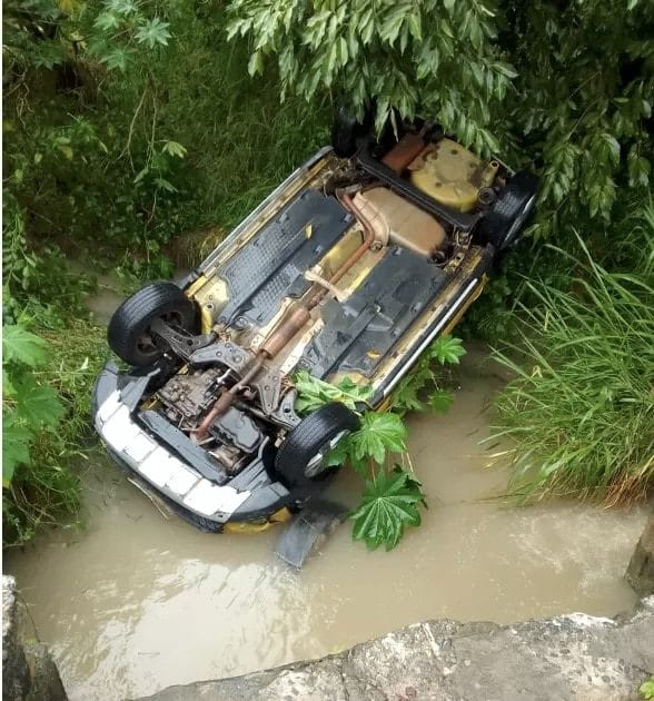 Carro capota e cai em córrego no Jardim Limoeiro voltando de congresso evangélico