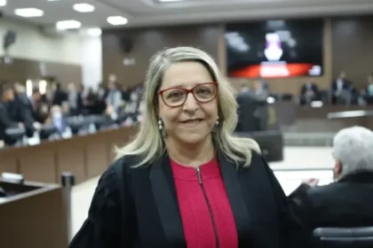 Em último ato como governadora em exercício, Cynthia Resende sanciona abono de professores