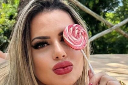 Denise Rocha exibe fio-dental enterrado no bumbum avantajado e anima seguidores online