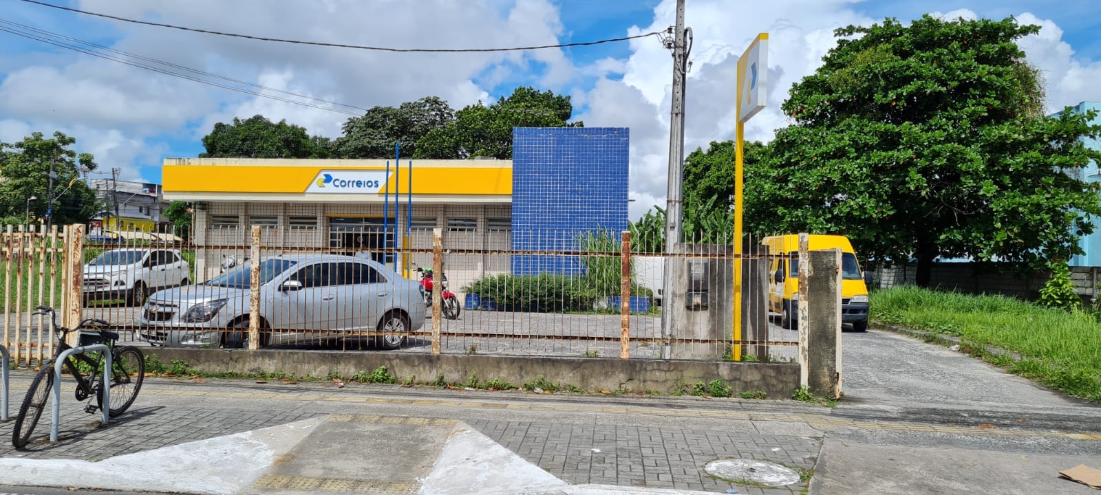 Denúncia de descaso e superlotação: agência dos Correios de Camaçari