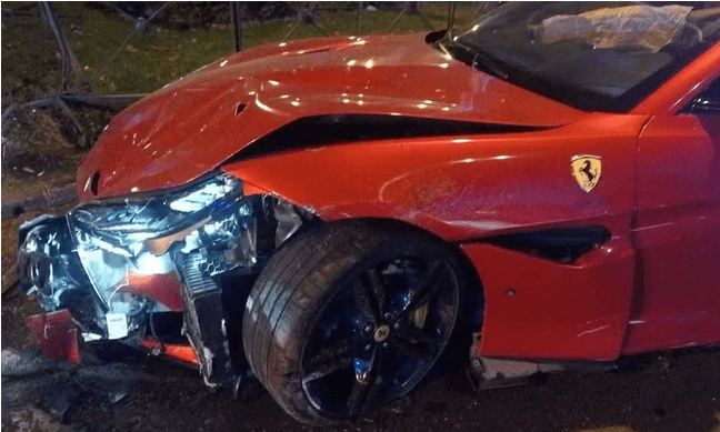 Esposa do atacante Dyego Souza bate Ferrari de R$ 1 milhão na Espanha