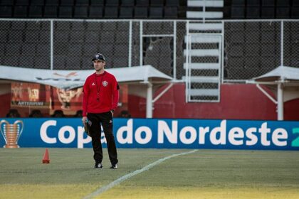 Vice-presidente do Vitória diz que reunião vai definir futuro de Léo Condé no comando da equipe