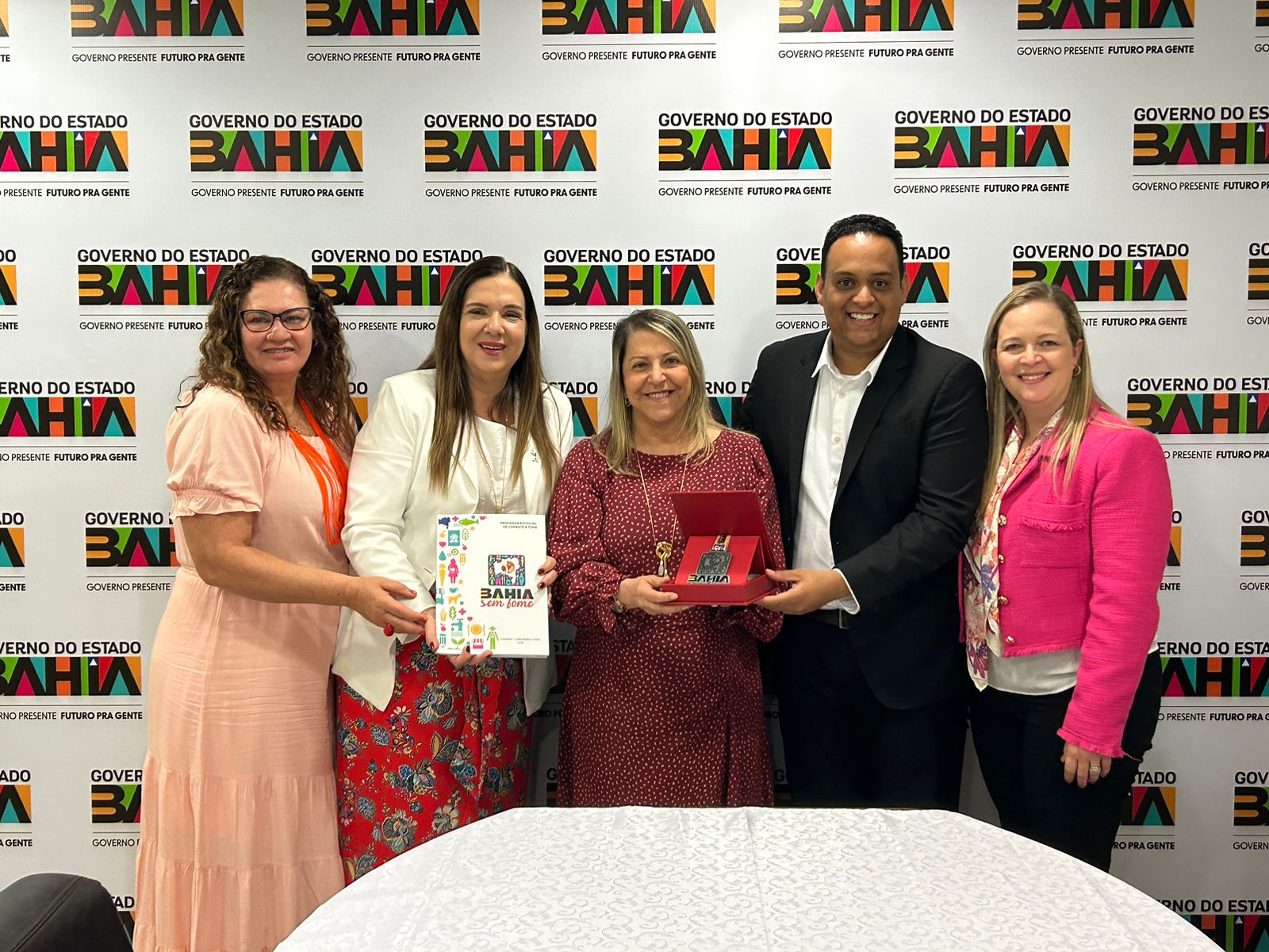 Governadora Interina recebe Medalha do “Bahia Sem Fome” em Brasília