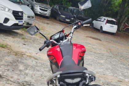 Homem preso com moto roubada em Vila Abrantes
