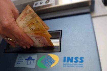 INSS começa a pagar 13º antecipado de recebe acima do mínimo