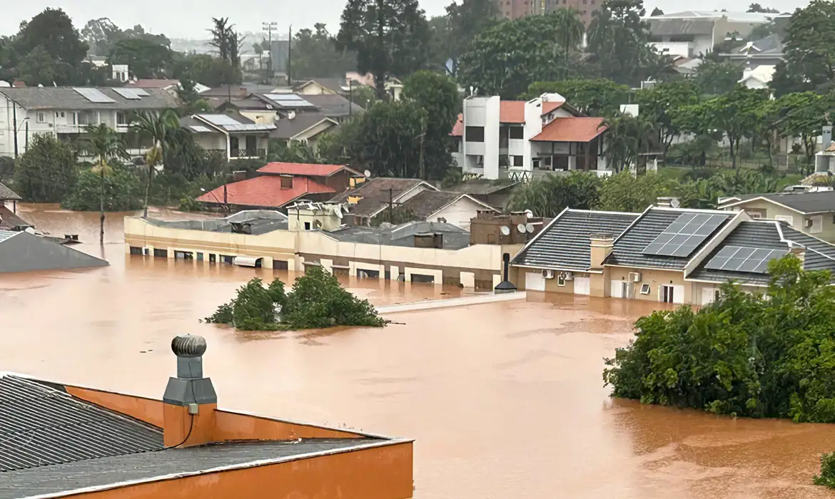 Lula garante verba para reconstrução de estradas no Rio Grande do Sul