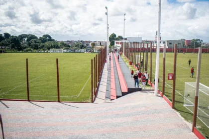 Vitória inaugura escola de futebol e espera captar nova geração de craques para o clube