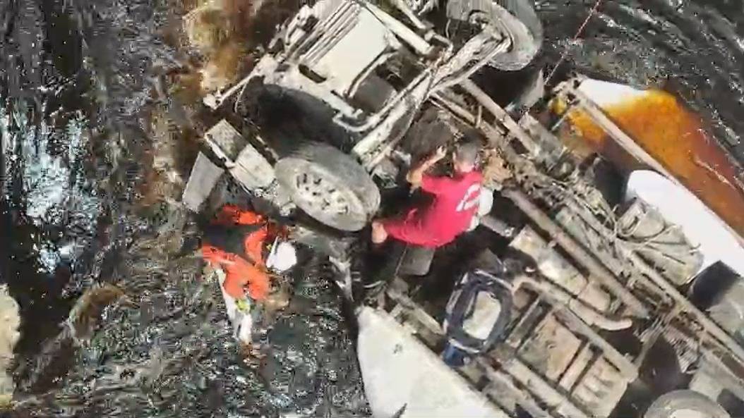 VÍDEO: Bombeiros resgatam corpo de motorista em rio de Lençóis.