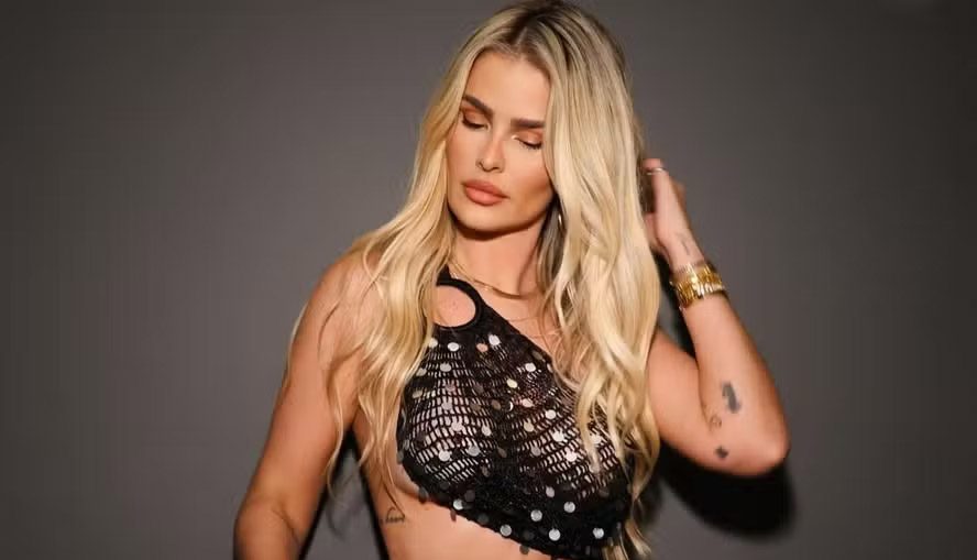 Yasmin Brunet arrasa na web com visual todo preto