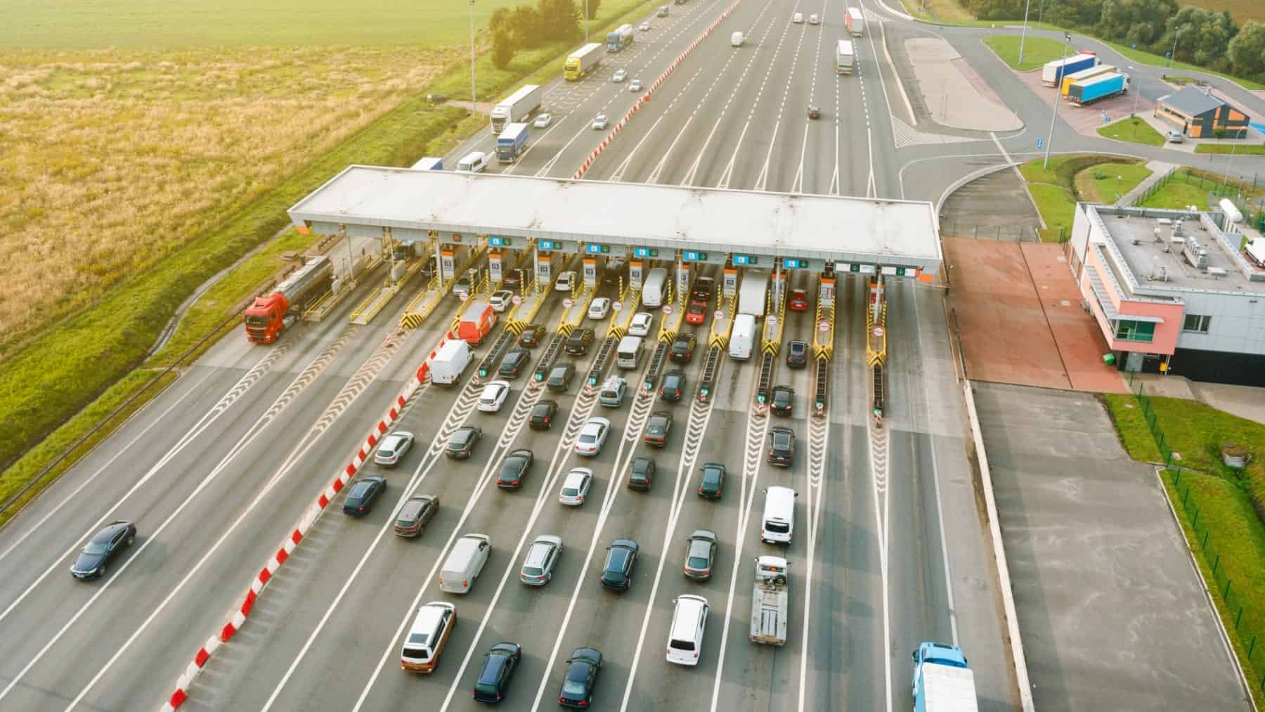 Visão aérea de uma estrada com pedágio