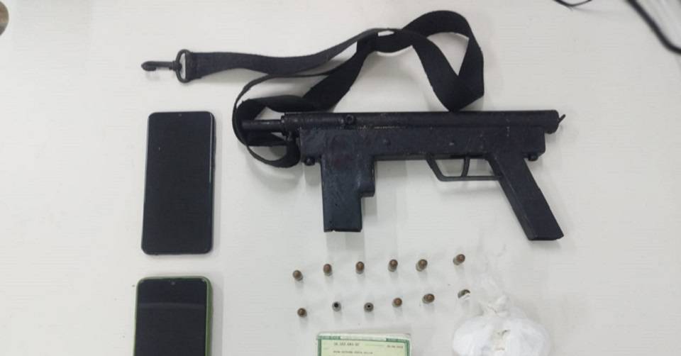 Submetralhadora, drogas e munições apreendidas em Itabuna