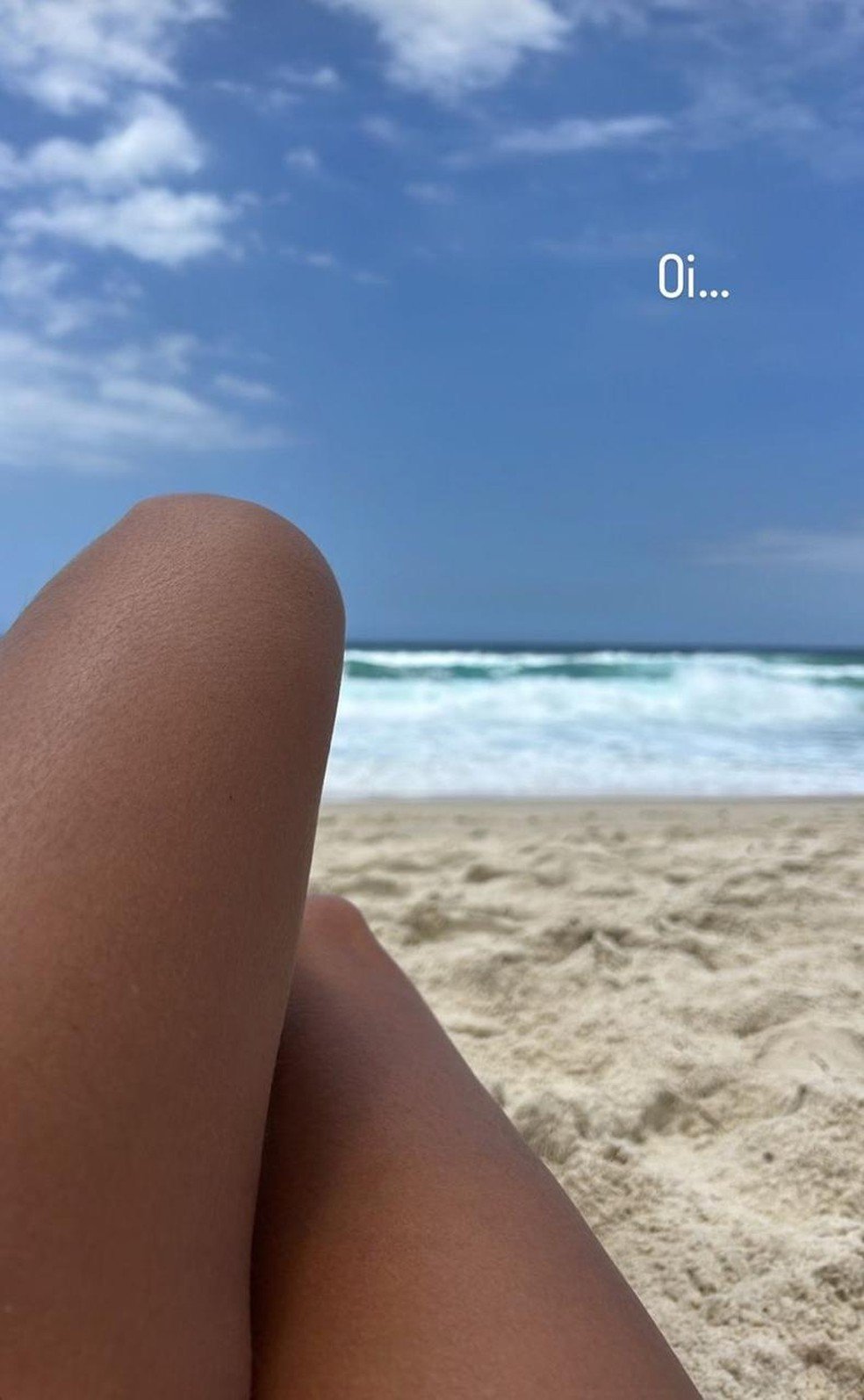 Deborah Secco desfruta de um dia de sol na praia e renova o bronzeado